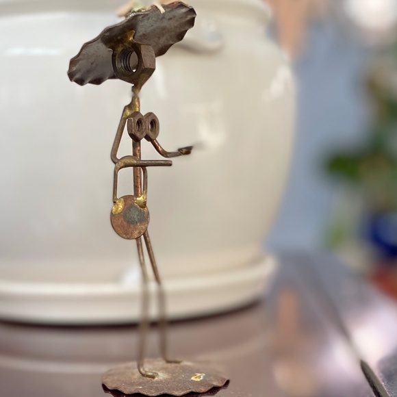 Metal Figurines Lady w credit card & Man on the Potty - Picture 14 of 15